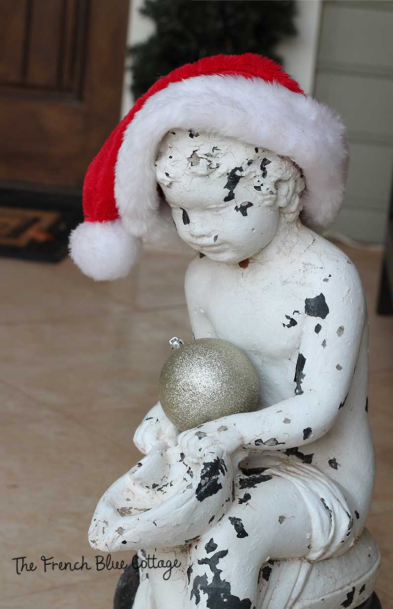Chippy statue wearing a Santa hat.