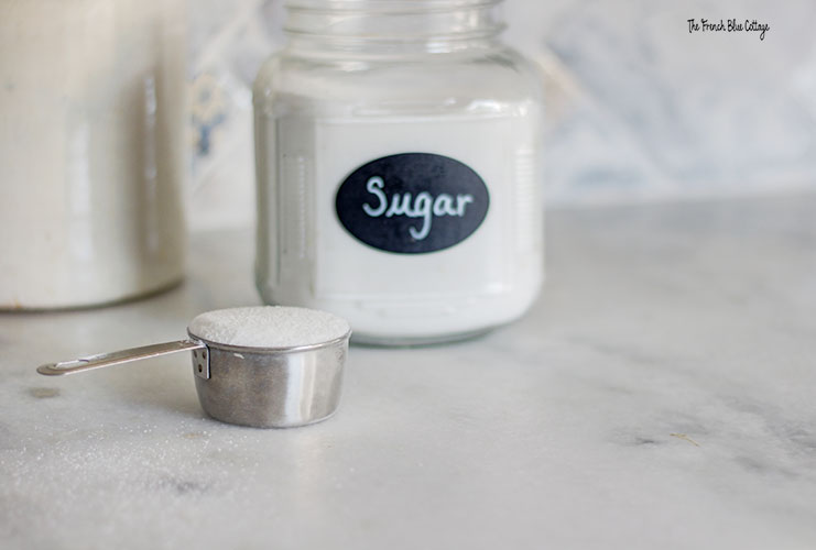 measuring sugar for sweet tea